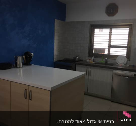 מטבח מודרני עם אי, קומקום ומכונת קפה